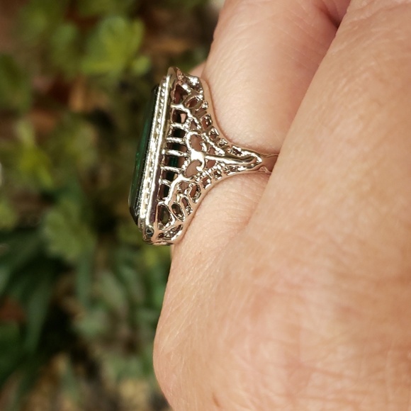 Large Emerald Green Ring - Picture 5 of 9